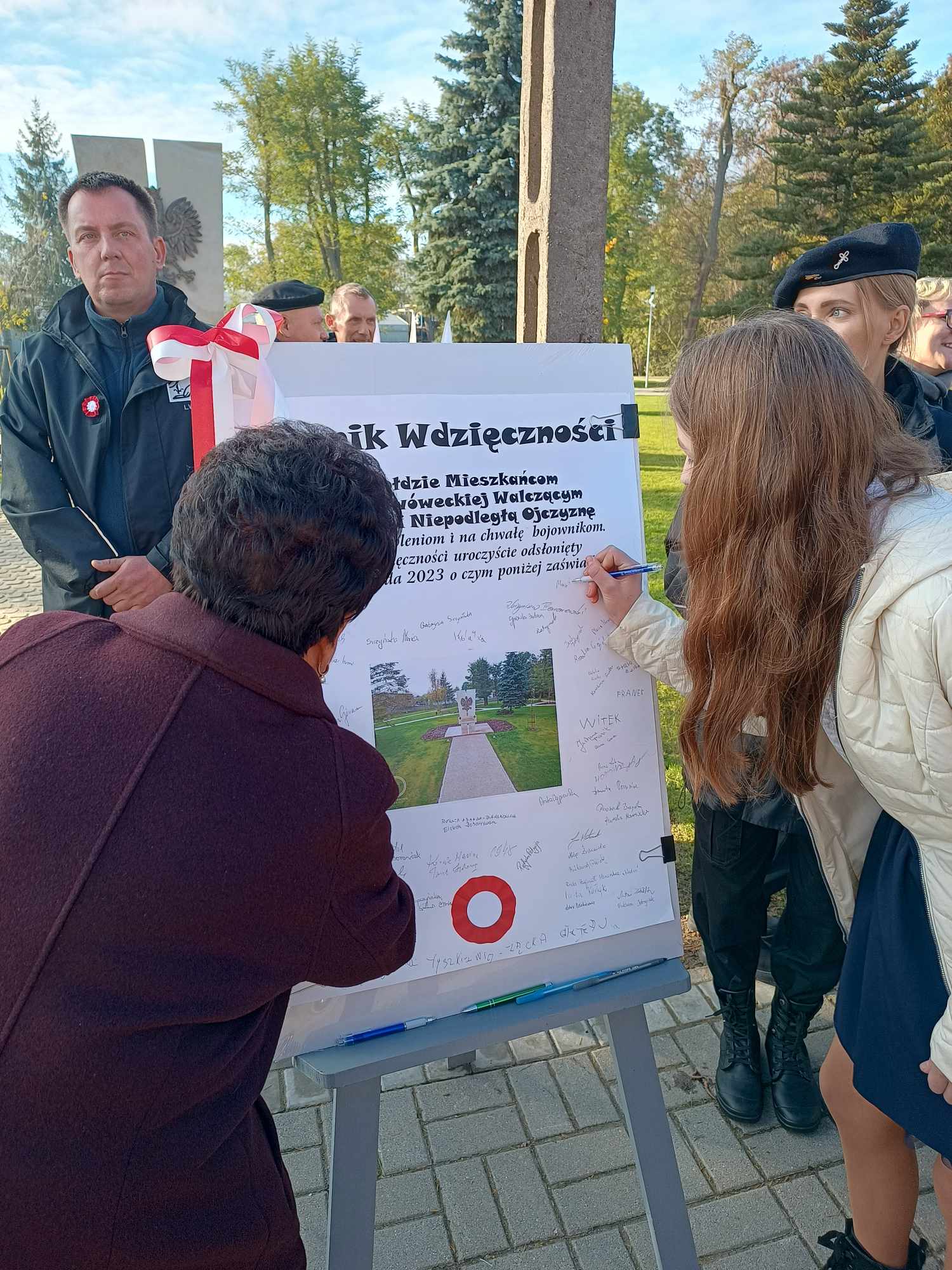 Zdjęcie z wydarzenia Odsłonięcie Pomnika Wdzięczności w Lwówku - 11.11.23