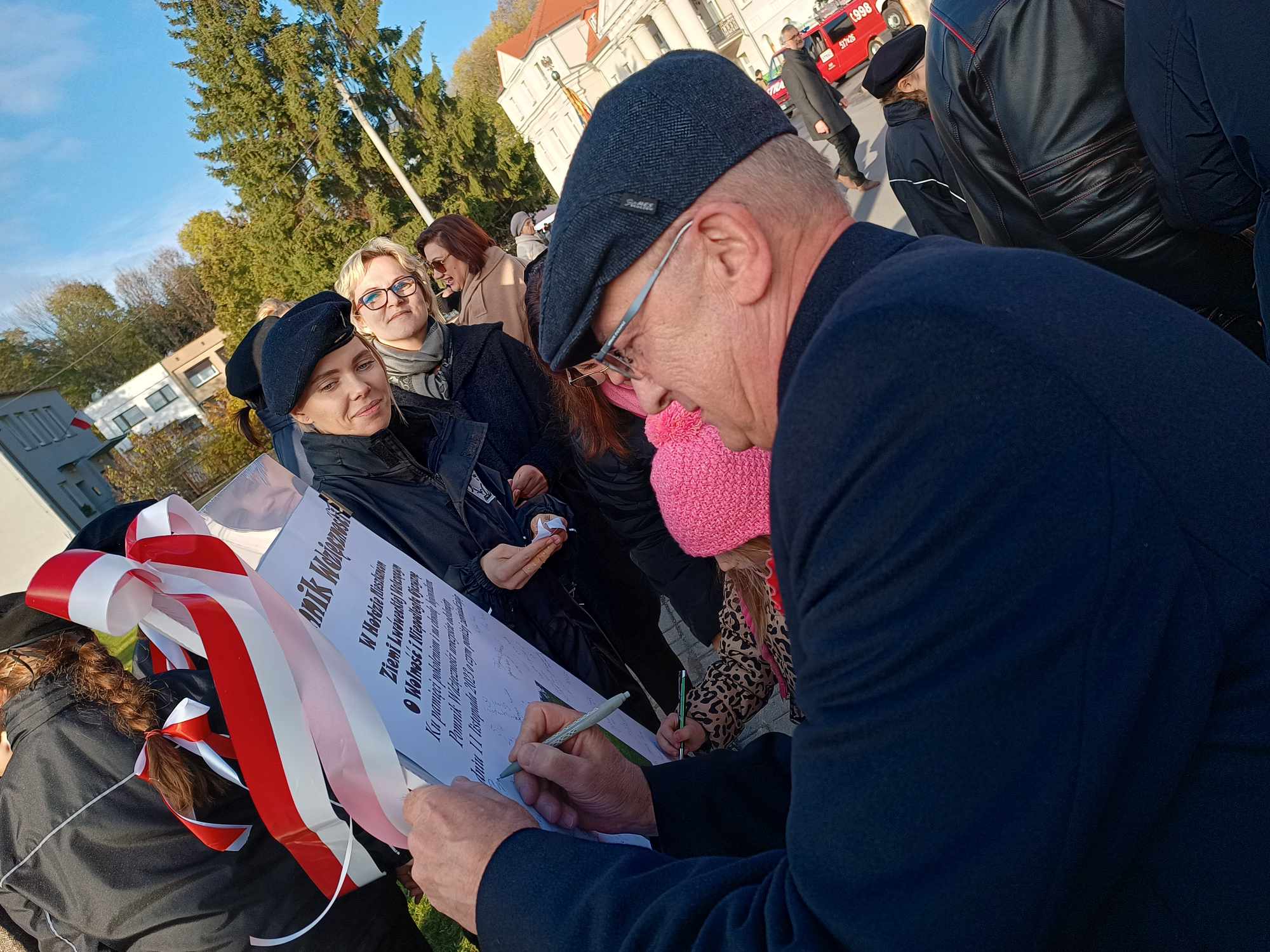 Zdjęcie z wydarzenia Odsłonięcie Pomnika Wdzięczności w Lwówku - 11.11.23